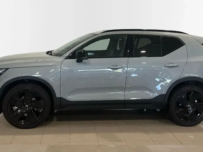 Usado Volvo XC40 Plus 163 CV (119 kW) 2025 Gris / plata SUV