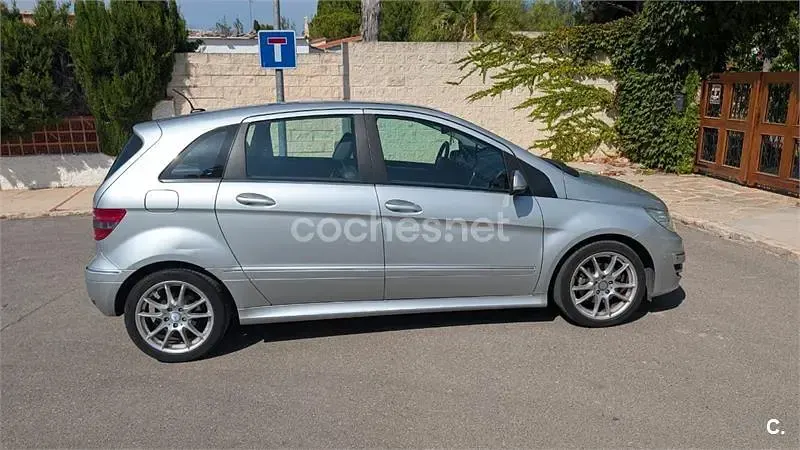 Usado Mercedes B180 Sport Edition 109 CV (80 kW) 2010 Gris / plata Monovolumen