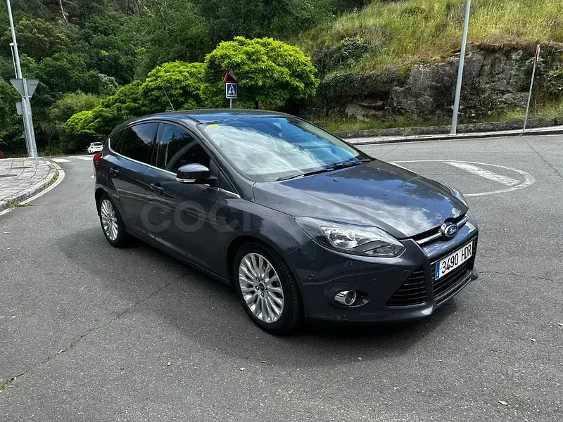Usado Ford Focus Titanium 115 CV (84 kW) 2012 Gris / plata Berlina