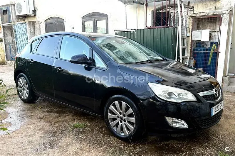 Usado Opel Astra Cosmo 110 CV (80 kW) 2010 Negro Berlina