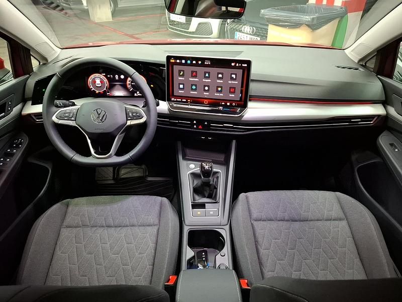 Usado VW Golf VIII 115 CV (84 kW) 2025 Rojo intenso metalizado Utilitario