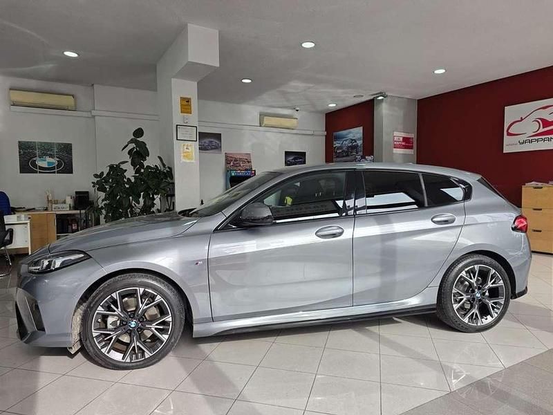 Usado BMW 120 Comfort Edition 163 CV (119 kW) 2024 Gris / plata Utilitario