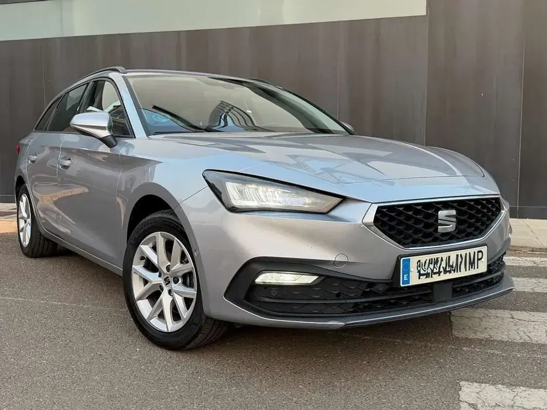 Usado Seat Leon Style 116 CV (85 kW) 2024 Gris Familiar