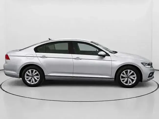 Usado VW Passat Business 122 CV (89 kW) 2020 Gris / plata Berlina