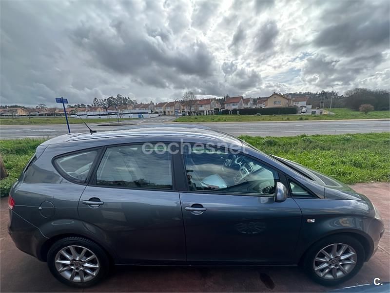 Usado Seat Altea XL Reference 105 CV (77 kW) 2012 Gris / plata Monovolumen