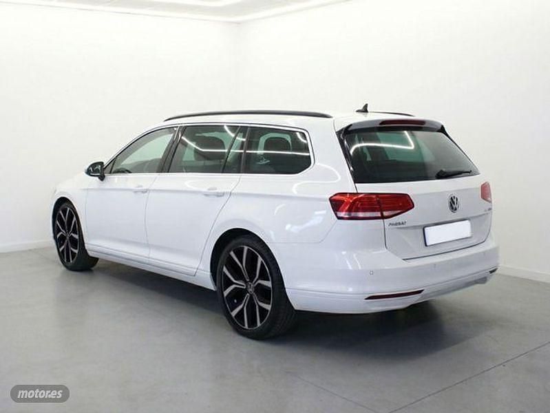 Usado VW Passat Executive 150 CV (110 kW) 2023 Blanco Familiar