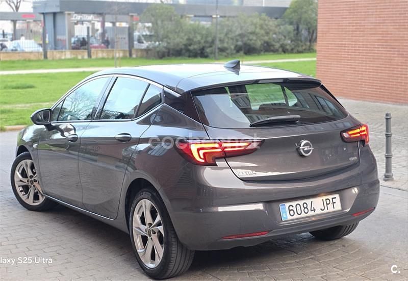 Usado Opel Astra Dynamic 110 CV (80 kW) 2016 Gris / plata Berlina