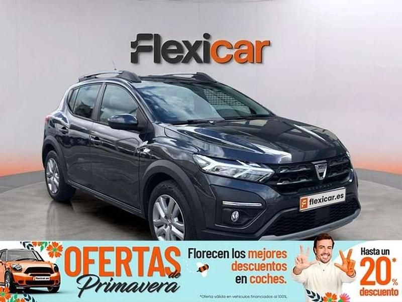 Usado Dacia Sandero Comfort 101 CV (74 kW) 2022 Gris Utilitario