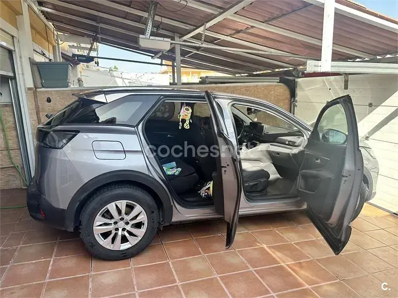 Usado Peugeot 3008 Allure 130 CV (95 kW) 2021 Gris / plata SUV