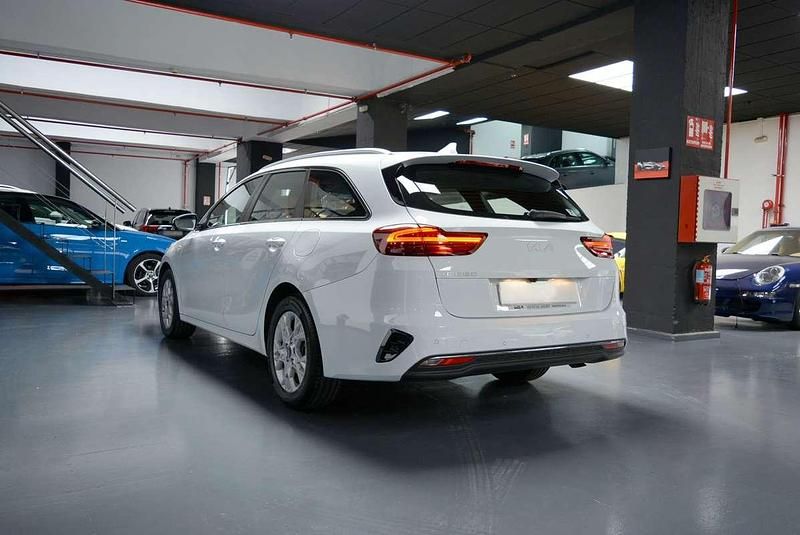 Usado Kia Ceed 120 CV (88 kW) 2023 Blanco Utilitario