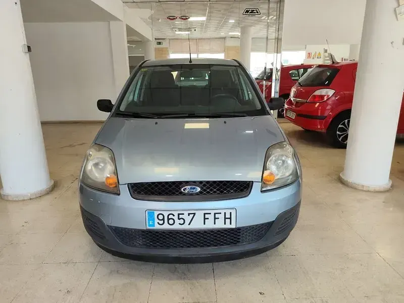 Usado Ford Fiesta Ghia 80 CV (58 kW) 2006 Azul Utilitario