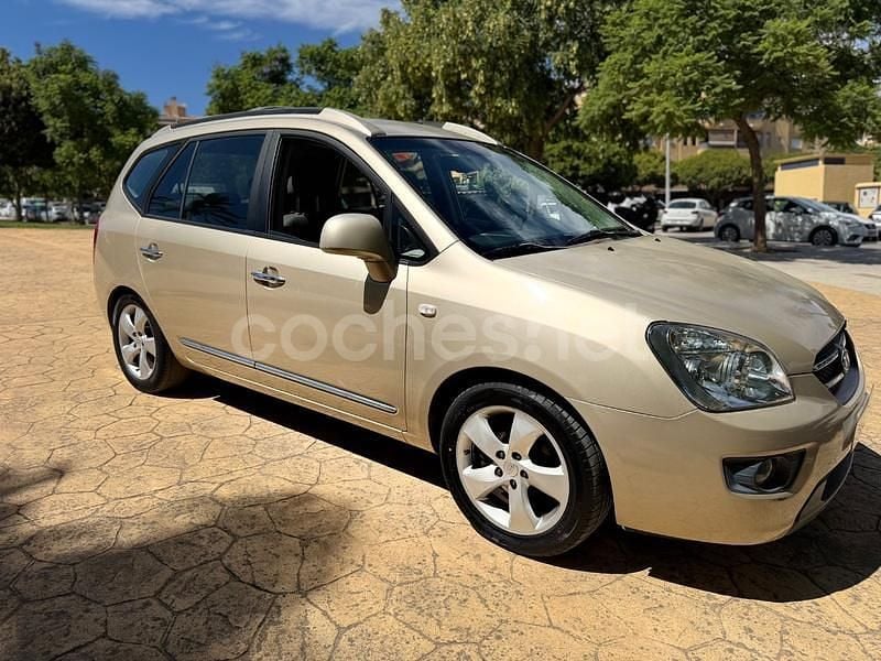 Beige Usado 2007 Kia Carens Monovolumen | 5990 € (Un poco caro) - Imagen 1/4