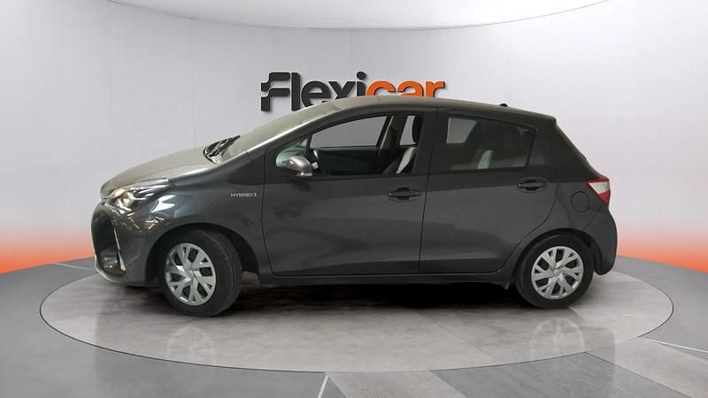 Usado Toyota Yaris Hybrid Active 100 CV (73 kW) 2019 Gris Berlina