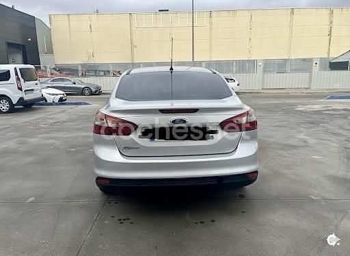 Usado Ford Focus Trend 115 CV (84 kW) 2014 Gris / plata Berlina
