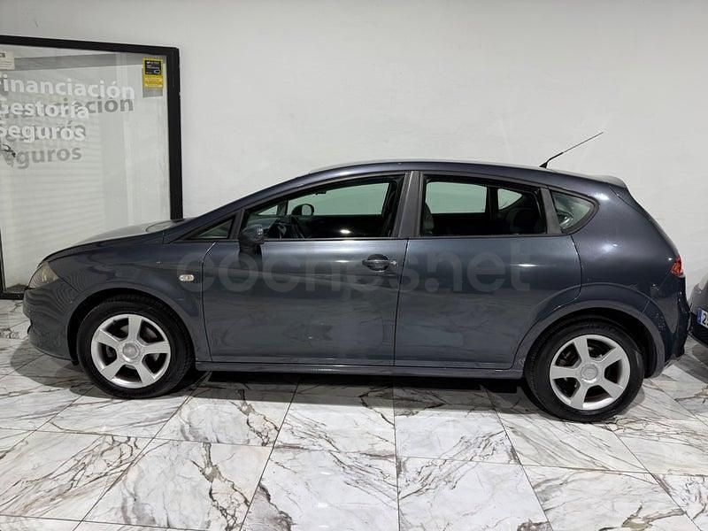 Usado Seat Leon Sport 102 CV (75 kW) 2005 Gris / plata Berlina