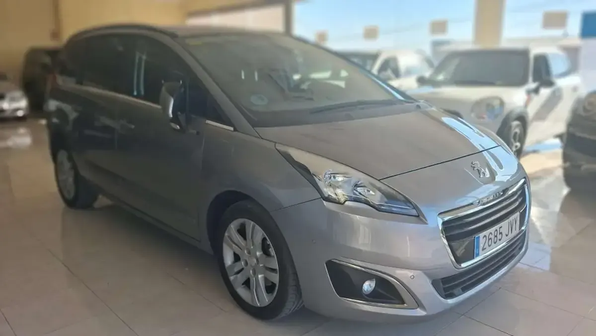 Usado Peugeot 5008 Style 120 CV (88 kW) 2016 Gris Monovolumen
