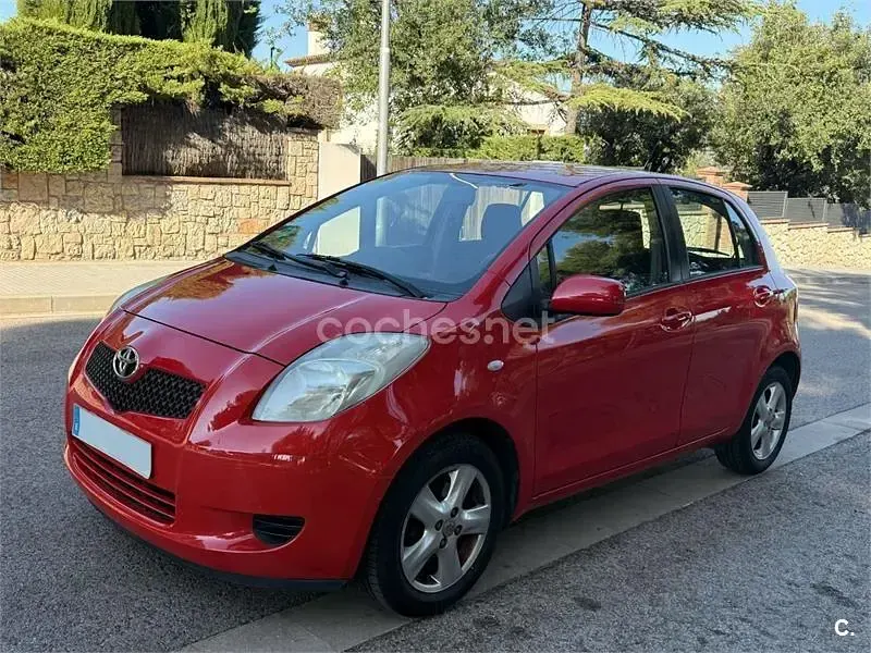 Usado Toyota Yaris 87 CV (63 kW) 2006 Rojo Berlina