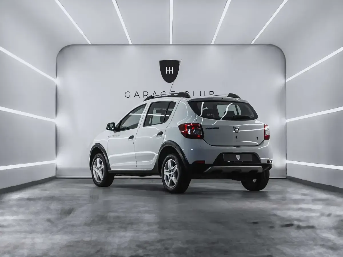 Käytetty Dacia Sandero Stepway 90 HP (66 kW) 2015 Valkoinen Sedan