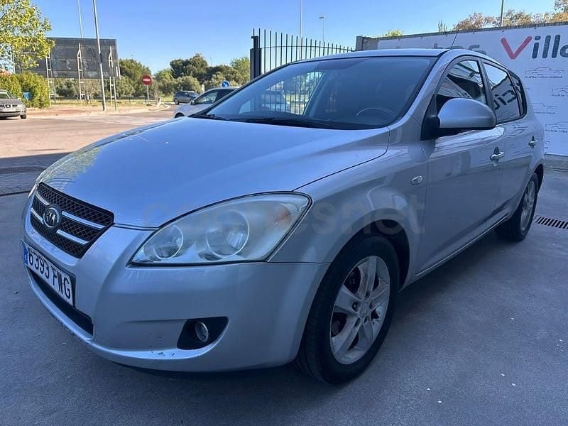 Usado Kia Ceed Active 115 CV (84 kW) 2007 Gris / plata Utilitario
