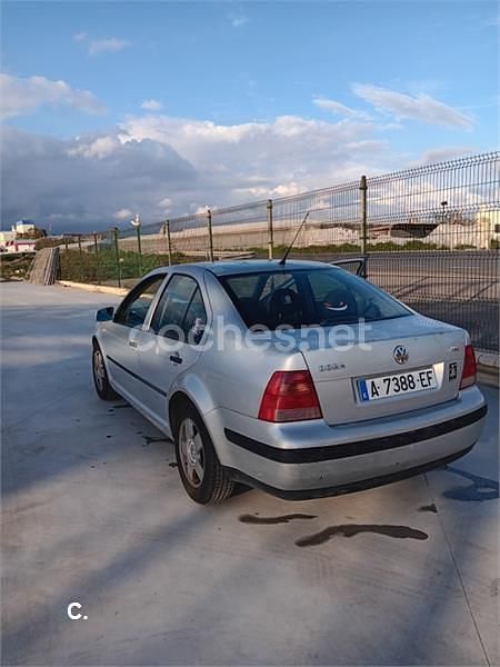 Usado VW Bora Conceptline 90 CV (66 kW) 1999 Gris / plata Berlina