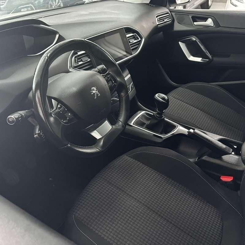 Usado Peugeot 308 SW Active 131 CV (96 kW) 2021 Blanco Familiar