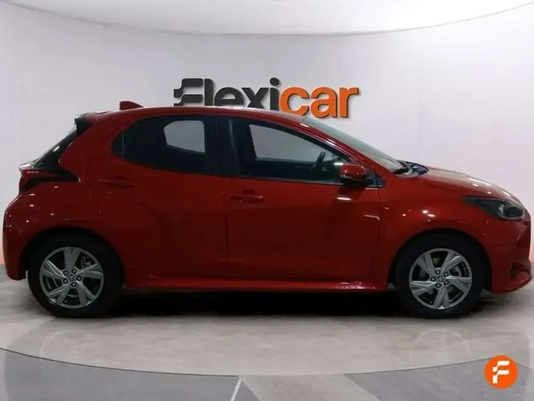 Usado Toyota Yaris Hybrid Active 92 CV (67 kW) 2025 Rojo Berlina