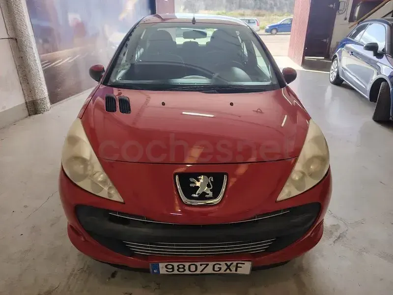 Usado Peugeot 206+ 70 CV (51 kW) 2010 Rojo Utilitario