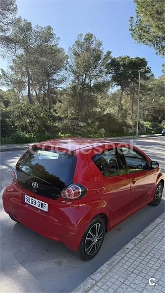 Usado Toyota Aygo Live 68 CV (50 kW) 2010 Rojo Utilitario