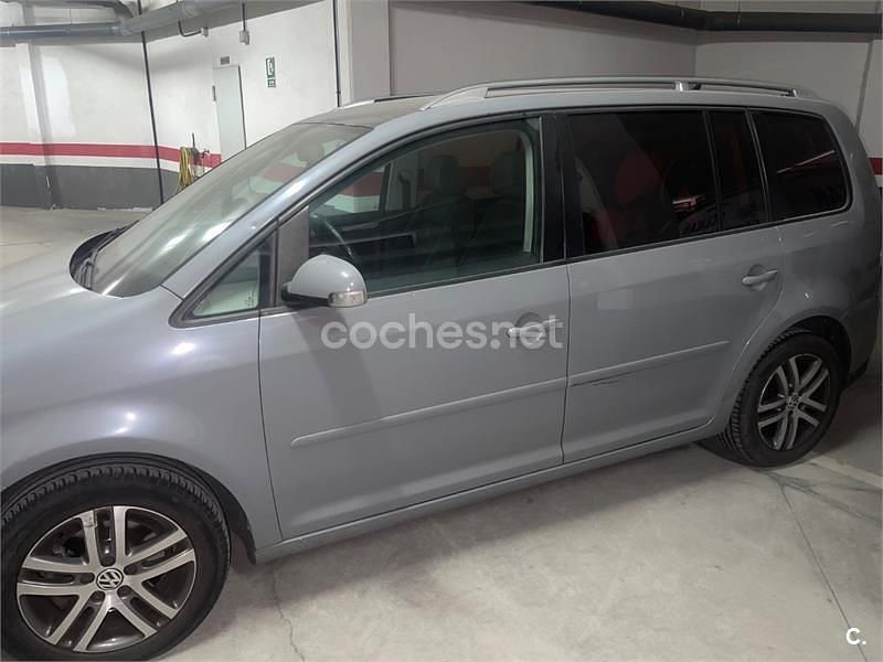 Usado VW Touran 140 CV (102 kW) 2007 Gris / plata Monovolumen