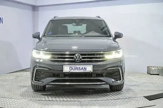 Usado VW Tiguan R-line 245 CV (180 kW) 2023 Gris SUV
