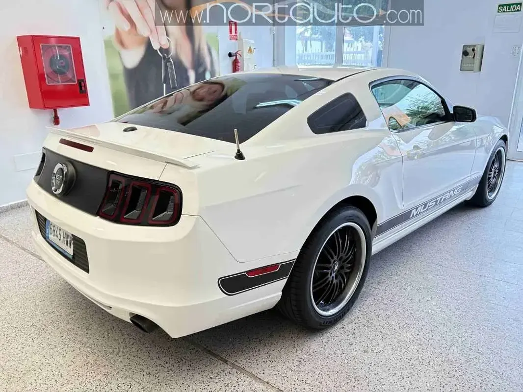 Usado Ford Mustang 305 CV (224 kW) 2013 Blanco Coupe