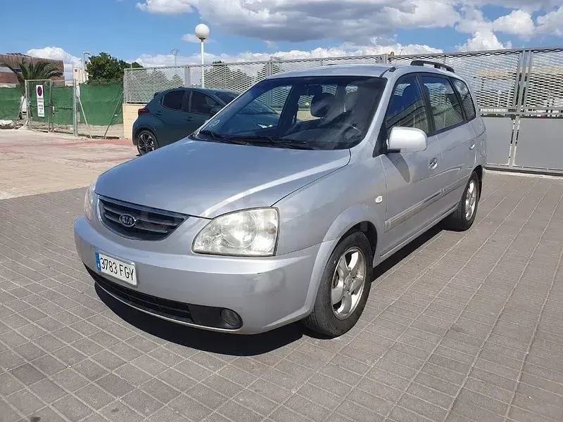 Usado Kia Carens LX 140 CV (102 kW) 2006 Gris / plata Monovolumen