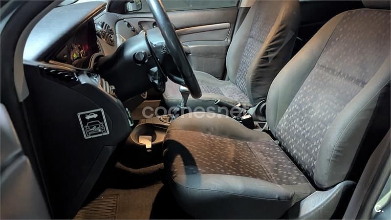 Usado Ford Focus Ghia 100 CV (73 kW) 2000 Azul Berlina