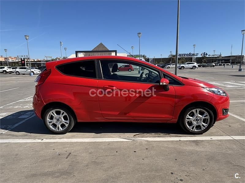 Usado Ford Fiesta Trend 100 CV (73 kW) 2013 Rojo Utilitario