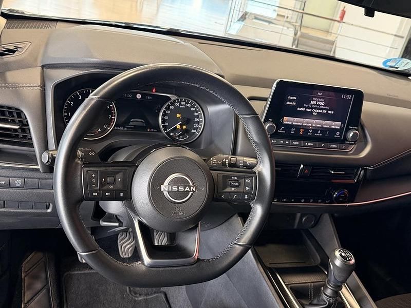 Usado Nissan Qashqai Acenta 140 CV (102 kW) 2022 Midnight black (metalizado) SUV