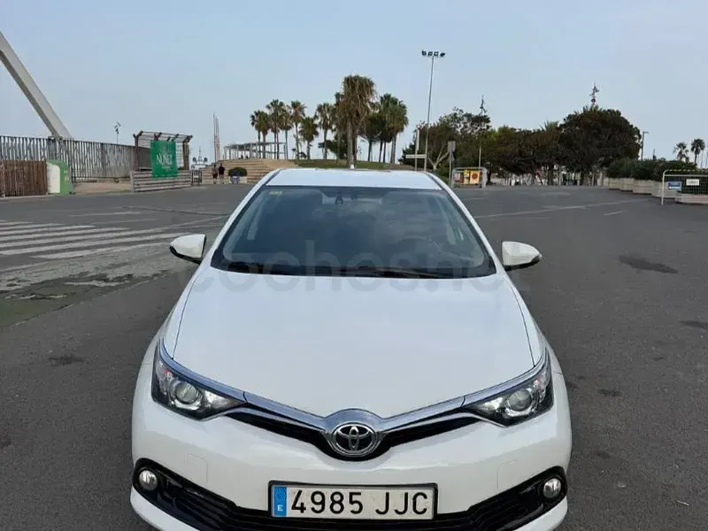 Usado Toyota Auris Active 116 CV (85 kW) 2015 Blanco Berlina