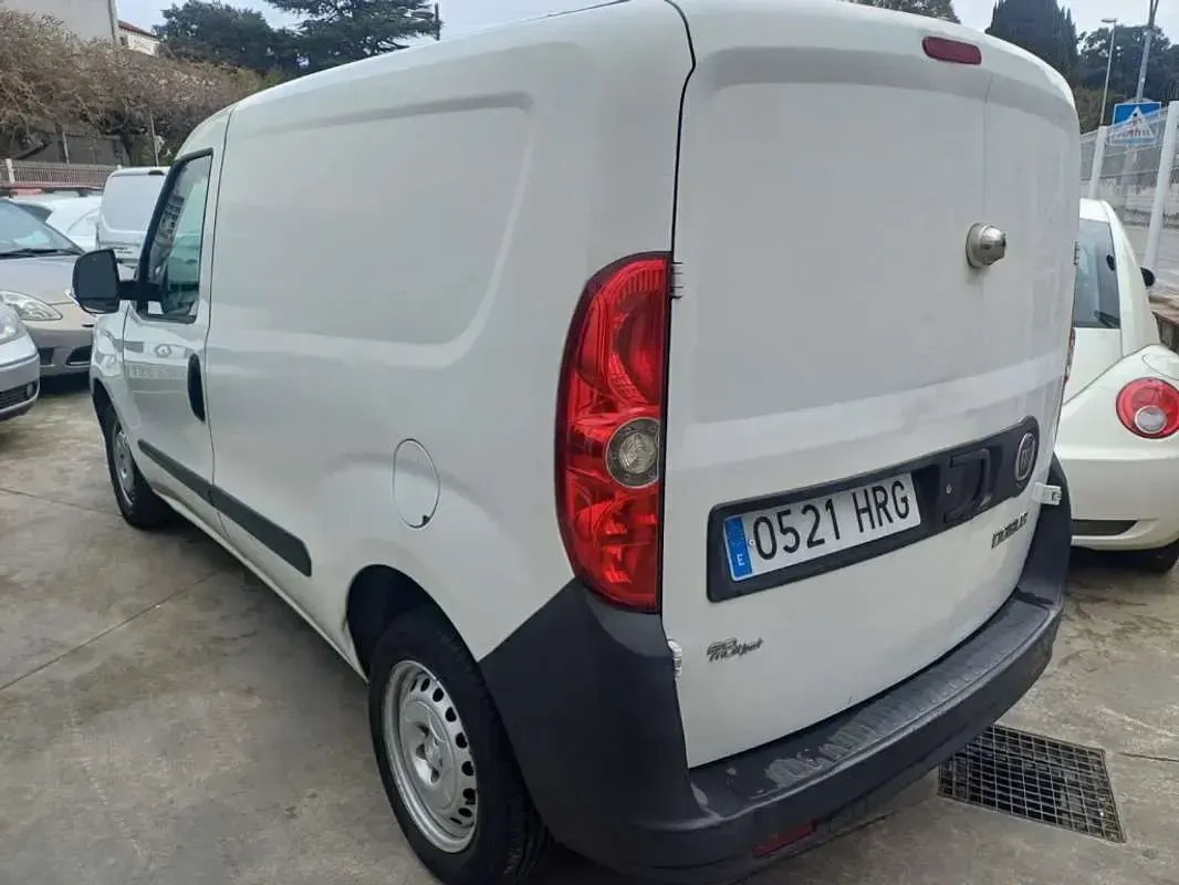 Usado Fiat Doblò 90 CV (66 kW) 2013 Blanco Monovolumen
