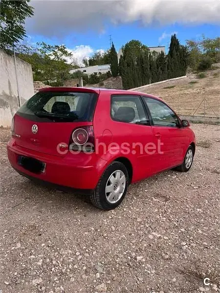 Usado VW Polo Advance 70 CV (51 kW) 2004 Rojo Utilitario
