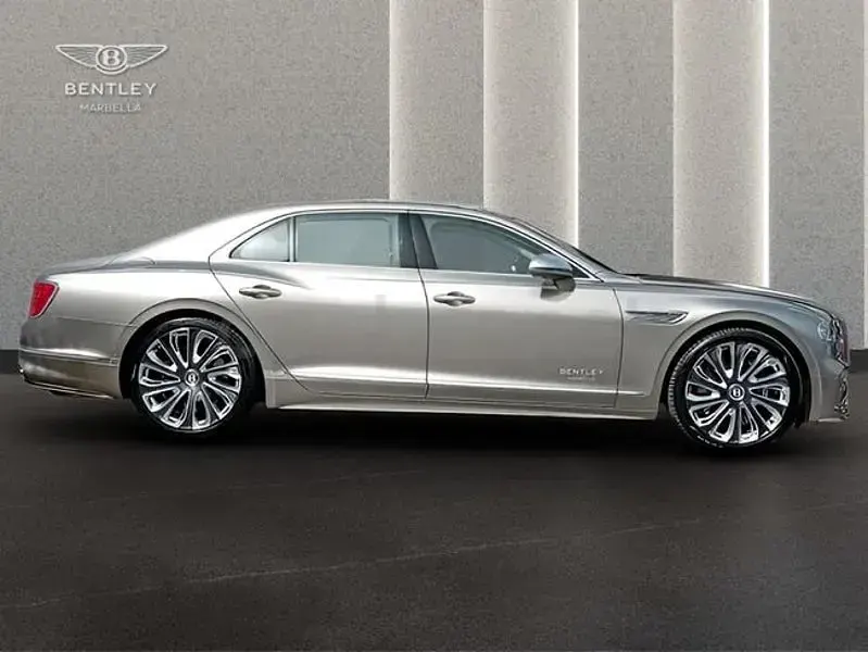 Usado Bentley Flying Spur Mulliner 544 CV (400 kW) 2025 Gris / plata Berlina
