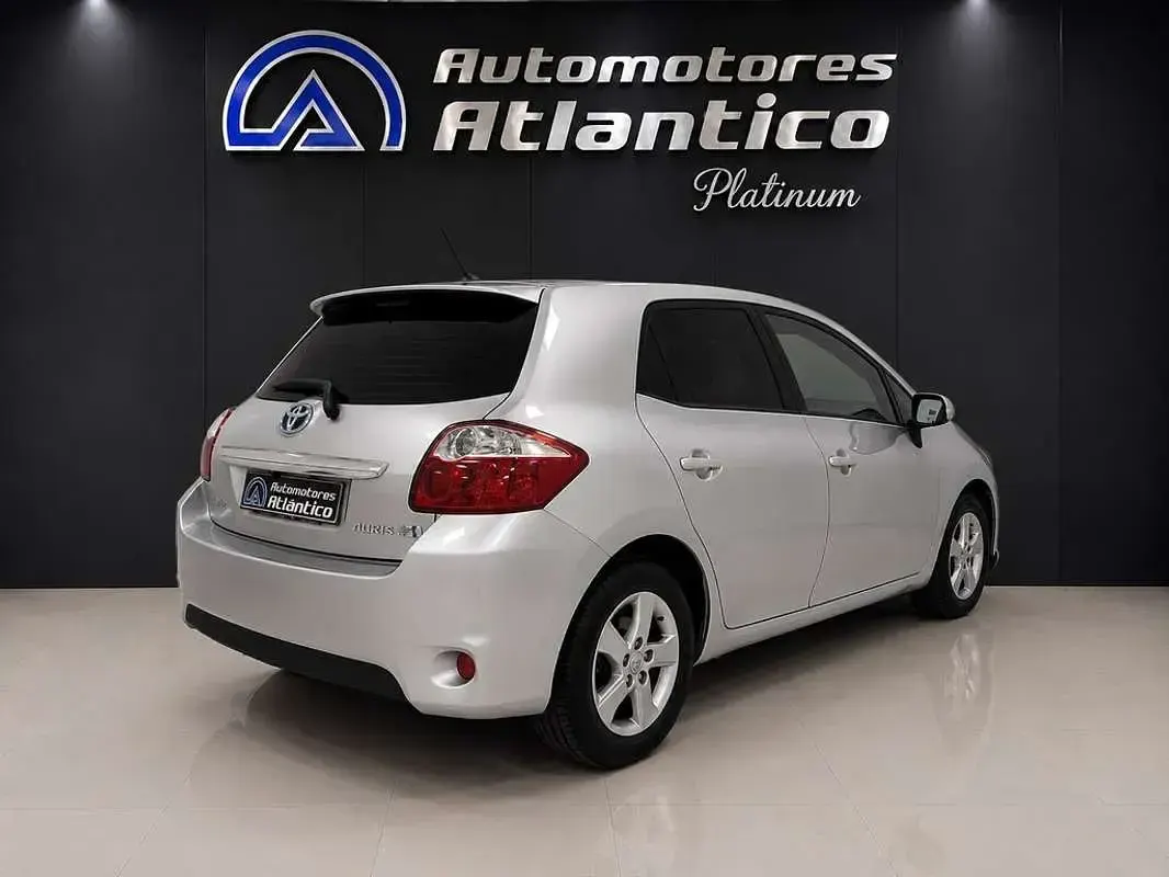 Usado Toyota Auris Hybrid Active 136 CV (100 kW) 2010 Gris Utilitario