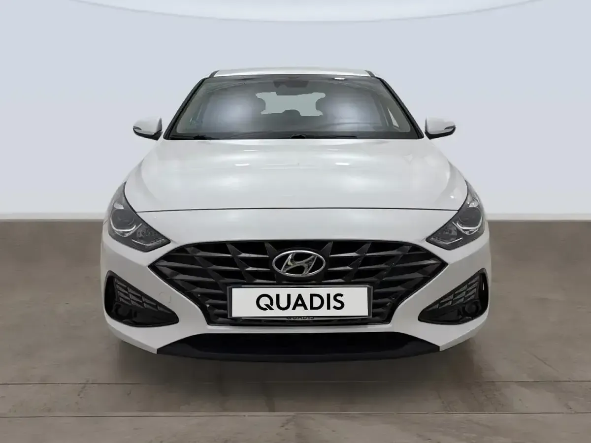 Usado Hyundai i30 120 CV (88 kW) 2022 Blanco Berlina
