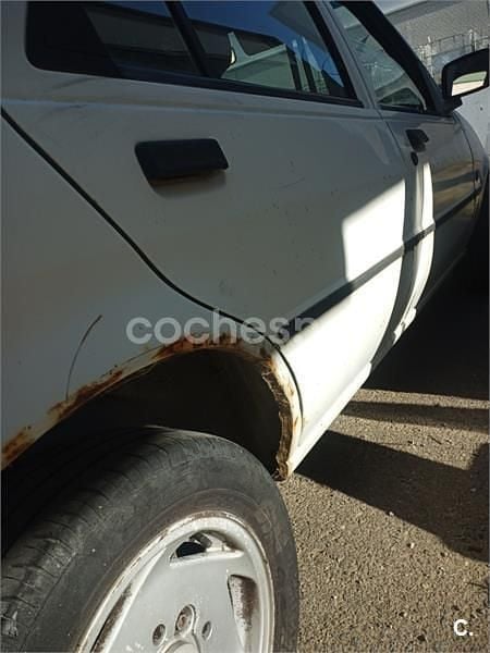 Usado Ford Fiesta Ghia 59 CV (43 kW) 1989 Blanco Berlina