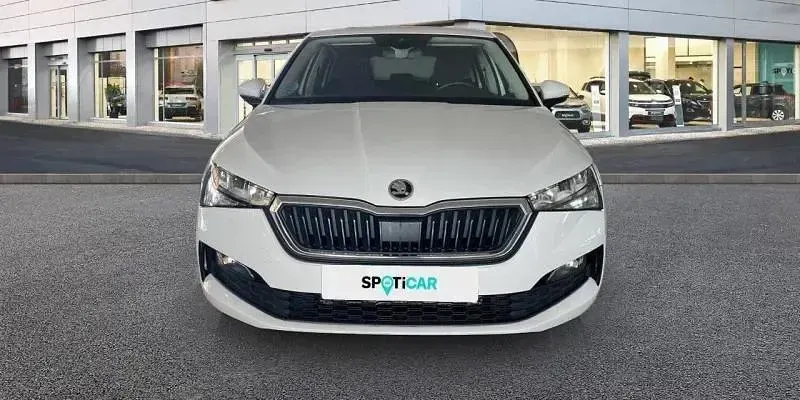 Usado Skoda Scala Selection 116 CV (85 kW) 2024 Blanco Utilitario