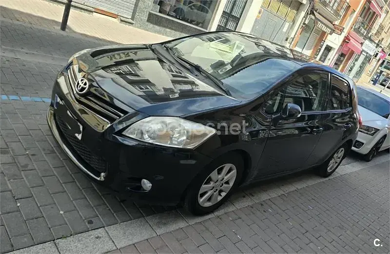 Usado Toyota Auris Active 90 CV (66 kW) 2013 Negro Berlina