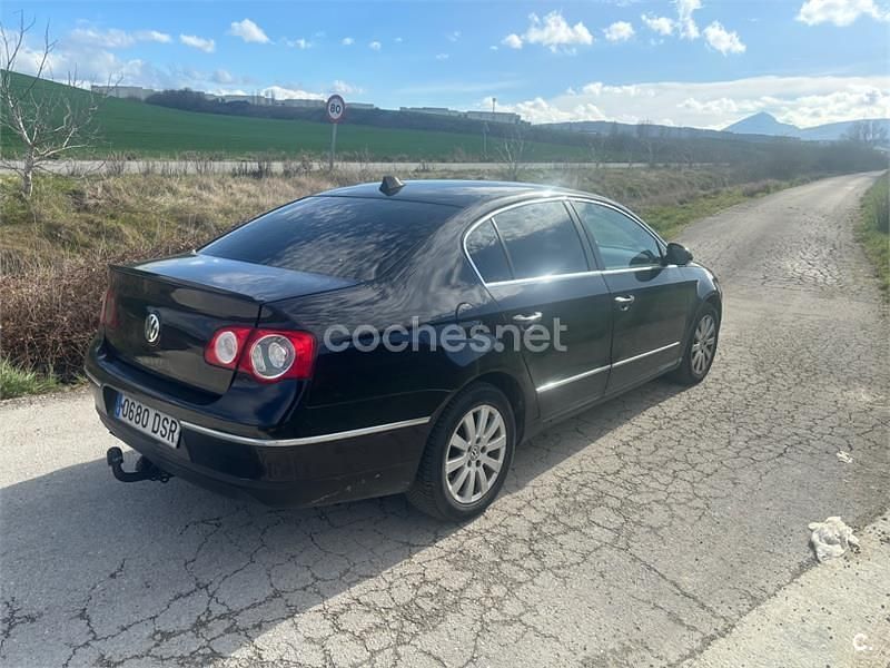 Usado VW Passat Highline 140 CV (102 kW) 2005 Negro Berlina