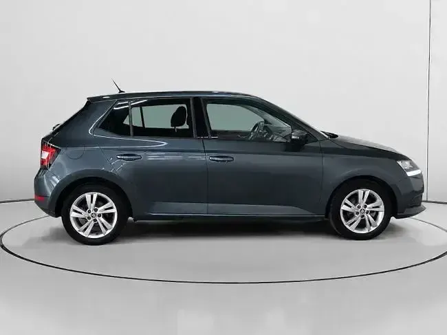 Usado Skoda Fabia Ambition 95 CV (69 kW) 2021 Gris Utilitario