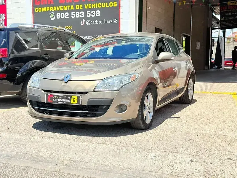 Usado Renault Mégane III Dynamique 105 CV (77 kW) 2009 Marrón Berlina