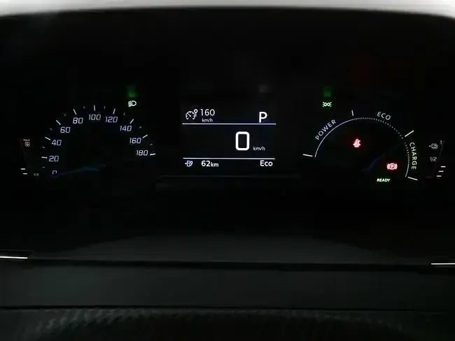 Usado Peugeot e-208 Active 100 kW (136 CV) 2023 Blanco Utilitario