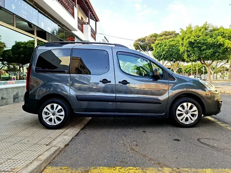 Usado Citroën Berlingo Feel 110 CV (80 kW) 2016 Gris / plata Monovolumen