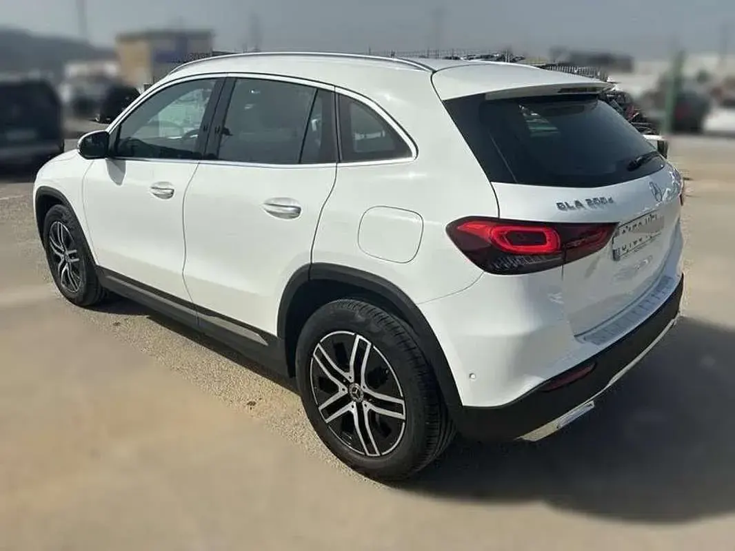 Usado Mercedes GLA200 150 CV (110 kW) 2023 Blanco SUV